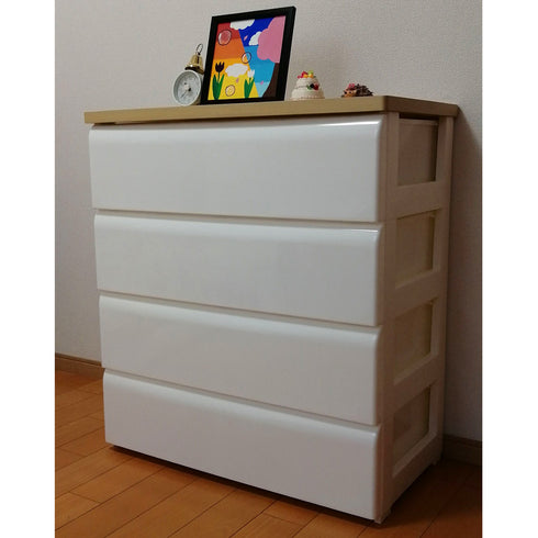 木目調の天板はしっかりとした作りなので、ちょっとした小物などを飾ることもできます。